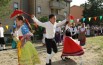 I bambini salutano l’arrivo di aprile e cantano lo “Scacciamarzo”
