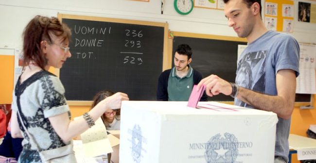 Seggio elettorale in una scuola maceratese