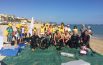Con sacchetti e rastrelli gli studenti puliscono la spiaggia