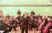 L’orchestra nel tendone suona Pierino e il lupo per festeggiare il ritorno a scuola