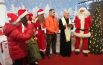 Bambini in fila  alla casa di Babbo Natale