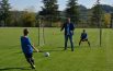 Due fratelli in campo: materiale in dono ai giovani del Sarnano calcio