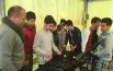 I bambini suonano gli strumenti degli orchestrali Form