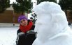 Il pupazzo di neve è Giacomo Leopardi e il quartiere sorride