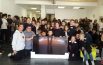 Regalano mega tv alla scuola: fondi raccolti in 10 giorni vendendo le “felpe del cuore”