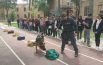 Punto controllo bagagli sulla pista di atletica,  in azione i cani antidroga