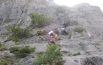 Giovani alpinisti si arrampicano su una parete di 60 metri