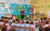 L’assessore legge libri nelle scuole della città