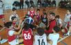 Valerio Amoroso “schiacciato” dai piccoli del minibasket