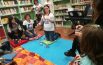 Una serenata di caffettiere e cucchiai: l’orchestrina suona Mozart in biblioteca