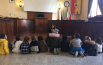 Telecamera e microfono in cartone:  la classe intervista l’assessora
