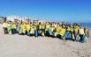 Eco-spazzini puliscono la spiaggia
