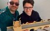 Padre e figlio costruiscono con le Lego un modellino del Ponte del Diavolo