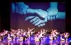 Un giro del mondo in danza con 99 ballerini e ballerine (Foto)