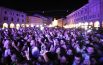 Piazza del Popolo invasa di giovani: Irama fa cantare e ballare