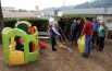 Nonnini puliscono il giardino della scuola,  il sindaco offre la colazione a tutti