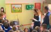 Distributore di acqua potabile a scuola,  bimbi e bimbe portano borracce e bicchieri