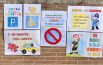 Parcheggio per disabili sempre occupato, bimbi e bimbe rifanno la segnaletica e “multano” gli adulti