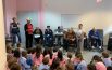 Festa dei nonni:  bimbi e bimbe cantano  con gli ospiti della casa di riposo