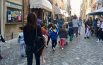 Dall’asilo al centro storico, cantano e regalano fiori ai passanti «Donateci un libro»