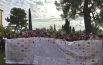 “Non basta il pensiero” Mega striscione sul Colle dell’Infinito: no violenza contro le donne