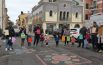 Il sindaco apre al traffico  la piazza di bimbi e bimbe:  i genitori fanno un girotondo di protesta