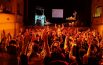 “A teatro con mamma e papà” fa il pieno, lo spettacolo è una festa