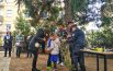 Un leccio nel cortile della scuola:  bimbi e bimbe in festa alla “Mameli”