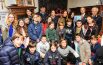 Bimbi e bimbe del San Giuseppe in visita al presepe del questore: «La polizia è la vostra famiglia»