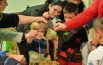 Candele e pensierini di bimbi e bimbe, si accende l’albero di Natale