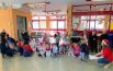 Nella casa di riposo si fanno gli addobbi con bimbi e bimbe dell’agrinido