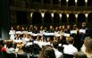 Studenti e studentesse ricevono i diplomi  tra musica, ospiti e commozione