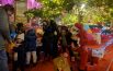 In fila per consegnare la letterina a Babbo Natale (FOTO)