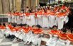 Cento bimbi e bimbe di etnie diverse  cantano il Natale