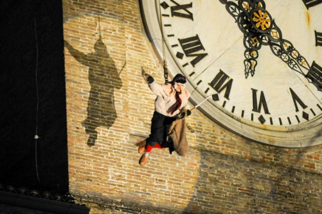 Una Befana scende dalla torre a Macerata