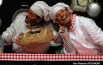 Due cuochi alle prese con l’omino del pane