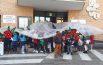 «Via i piatti di plastica dalla mensa»:  80 letterine al sindaco e un flash mob