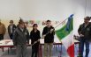 Due bandiere tricolore a scuola:  il dono degli Alpini