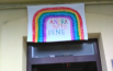 Nonna Maria Luisa disegna l’arcobaleno  e lo appende sulla porta