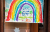 Un arcobaleno tra gli alberi: il piccolo Bruno disegna la speranza