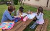 «Torniamo sui banchi all’aperto»: le maestre fanno lezione in giardino