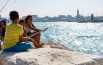 Settanta piccoli pescatori sul molo e i pesci abboccano (Foto)