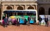 Scuolabus multicolor a Recanati: Leopardi, Gigli e Lotto sulle fiancate