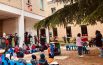 Il calendario dell’Avvento sulla facciata della scuola La recita di insegnanti e bidelli