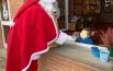 Babbo Natale arriva col sindaco e consegna i regali a bambini e bambine