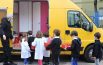 Scatole di Natale per i bisognosi: la “Fratelli Cervi” le porta a passeggio, la “IV novembre” le mette nel furgone