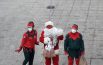 Babbo Natale non può entrare a scuola ma lascia i doni nei cortili