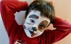 Una famiglia in maschera «Make up e dolci di Carnevale per far tornare il sorriso al fratellino»