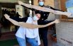Maestre disegnano sagome di abbracci e le consegnano casa per casa «Il nostro legame educativo a distanza»