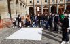 Cento passi dipinti a terra in memoria di Peppino Impastato